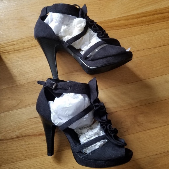 NWT Aldo Black Suede Ruffle Accent Open Toe Pump -Size 6.5 - Picture 7 of 11